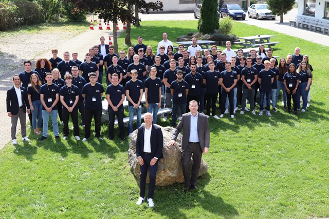 Hahn Pressemitteilung Ausbildungsstart Gruppenfoto