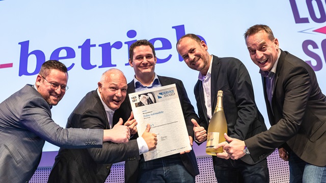 Das Hahn Serviceteam freut sich über den Service Award