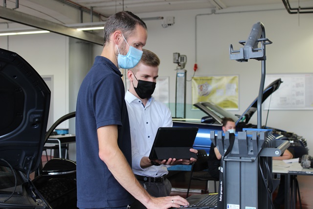 Hahn Pressemitteilung virtuelles Praktikum KFZ Werkstatt