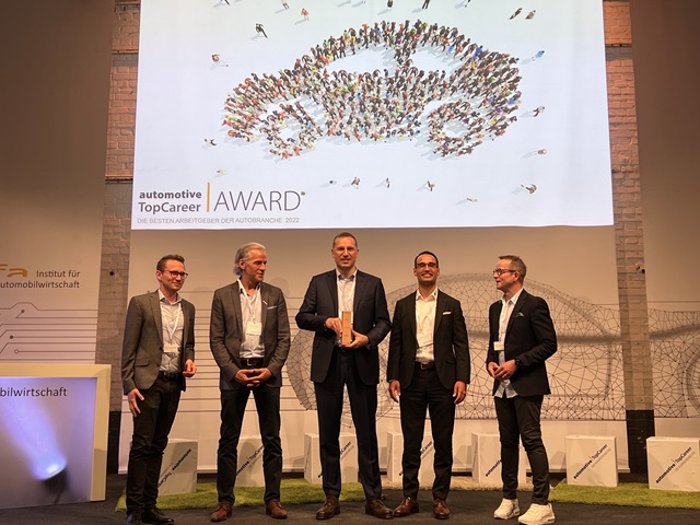  Die Hahn Gruppe ist deutschlandweit der attraktivste Arbeitgeber unter den Automobilhandelsgruppen und erhält dafür den „automotive TopCareer Award“. Im Bild v.l.n.r.: Prof. Dr. Benedikt Maier, stellvertretender Direktor des Institut für Automobilwirtschaft (IfA); Thomas Heringer, Verlagsleiter Automobilwoche; Steffen Hahn, Geschäftsführender Gesellschafter der Hahn Gruppe; Antonio Caruso, Leiter Hahn Akademie; Prof. Dr. Stefan Reindl, Direktor des Instituts für Automobilwirtschaft (IfA)