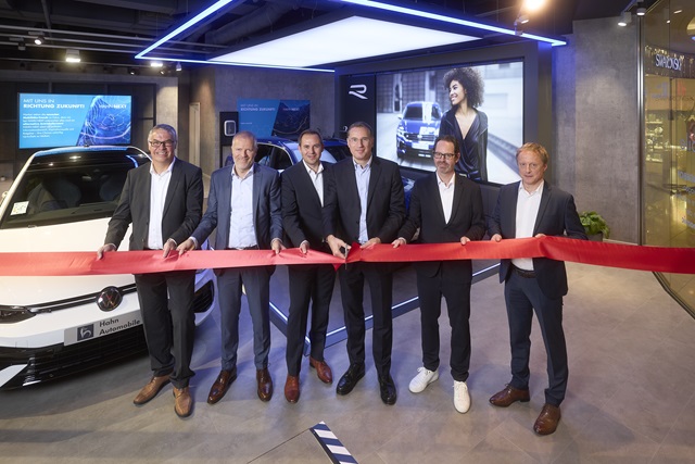 In kleinem Rahmen hat die Hahn Gruppe den Hahn Volkswagen Pop-up Store im Breuningerland Sindelfingen gemeinsam mit Vertretern der Volkswagen AG eröffnet. Sascha Kapfelsperger, Regionalleiter Vertrieb & Service Region Süd Volkswagen AG, Wolfgang Kochendörfer, Leiter Marketing & Qualität Volkswagen AG, Peter Jost, Leiter Marketing & Vertrieb Volkswagen R und Finn Bakker, Produktsicherheitsbeauftragter Volkswagen R, waren angereist, um beim offiziellen Start im Premiumkaufhaus vor den Toren Stuttgarts dabei zu sein.