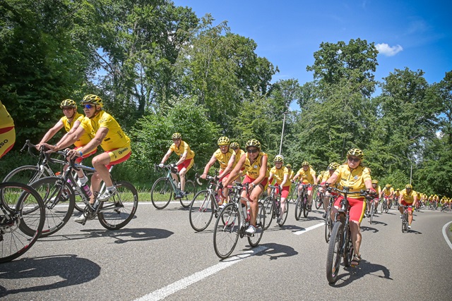 Tour Ginkgo: Zahlreiche prominente Teilnehmer radeln bei der Wohltätigkeits-Tour in auffälligen gelb-roten Trikots zugunsten schwerkranker Kinder.