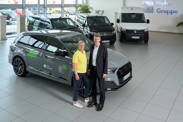 Übergabe der Begleitfahrzeuge der Tour Ginkgo 2022 bei der Hahn Gruppe in Fellbach: Arndt Kammerer, Bereichsleiter Unternehmensentwicklung der Hahn Gruppe mit Namensgeberin der Stiftung Christiane Eichenhofer.