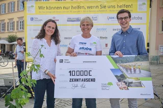 Unternehmerfamilie bei der Scheckübergabe auf dem Ludwigsburger Marktplatz: Nicole Hahn und Sohn Felix Hahn mit Namensgeberin der Stiftung Christiane Eichenhofer. 