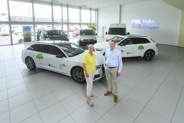 Fahrzeugübergabe Christiane Eichenhofer und Steffen Hahn