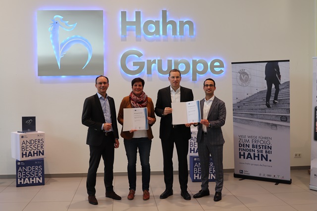 Gruppenfoto – v.l.n.r.:  David Fais (Stellv. Leiter IHK Bezirkskammer Rems-Murr), Sabine Mayer (Schulleiterin der Hermann-Hesse-Realschule), Steffen Hahn (Geschäftsführender Gesellschafter der Hahn Gruppe), Antonio Caruso (Leiter Hahn Akademie)