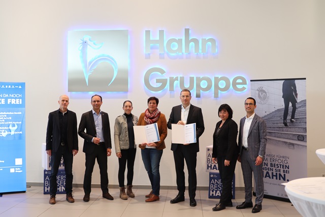 Gruppenfoto – v.l.n.r.:  Kai Vetter (Stellv. Schulleiter der Hermann-Hesse-Realschule), David Fais (Stellv. Leiter IHK Bezirkskammer Rems-Murr), Jennifer Löffler (Fachreferentin IHK Bezirkskammer Rems-Murr), Sabine Mayer (Schulleiterin der Hermann-Hesse-Realschule), Steffen Hahn (Geschäftsführender Gesellschafter der Hahn Gruppe), Daniela Groh (Ausbildungskoordination der Hahn Gruppe), Antonio Caruso (Leiter Hahn Akademie)