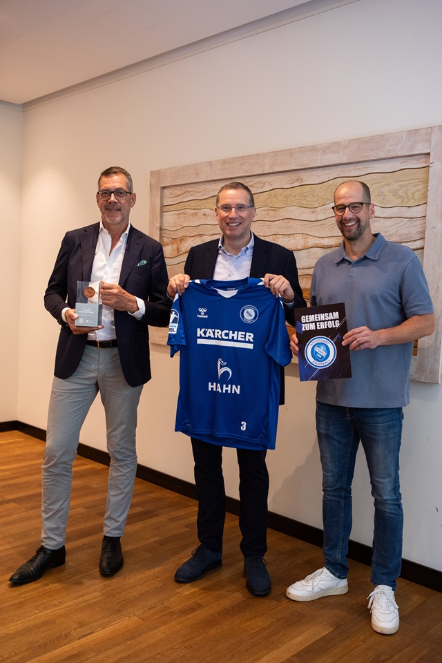 Nach der Vertragsunterzeichnung der Exklusivpartnerschaft - v.l.n.r.: Klaus Stockhausen, Geschäftsführer Hahn Automobil-Holding GmbH, mit dem Sponsorenpokal für 10 Jahre Partnerschaft; Steffen Hahn, Geschäftsführender Gesellschafter der Hahn Gruppe, mit dem neuen Warm-Up Shirt; und Jürgen Schweikardt, Geschäftsführer des TVB Stuttgart