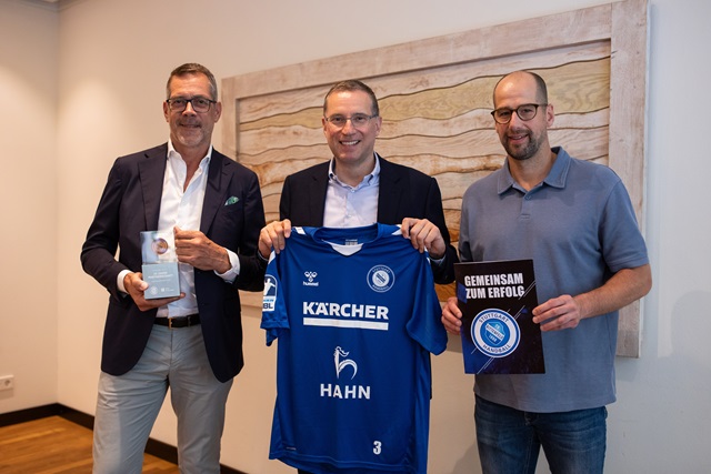 Nach der Vertragsunterzeichnung der Exklusivpartnerschaft - v.l.n.r.: Klaus Stockhausen, Geschäftsführer Hahn Automobil-Holding GmbH, mit dem Sponsorenpokal für 10 Jahre Partnerschaft; Steffen Hahn, Geschäftsführender Gesellschafter der Hahn Gruppe, mit dem neuen Warm-Up Shirt; und Jürgen Schweikardt, Geschäftsführer des TVB Stuttgart