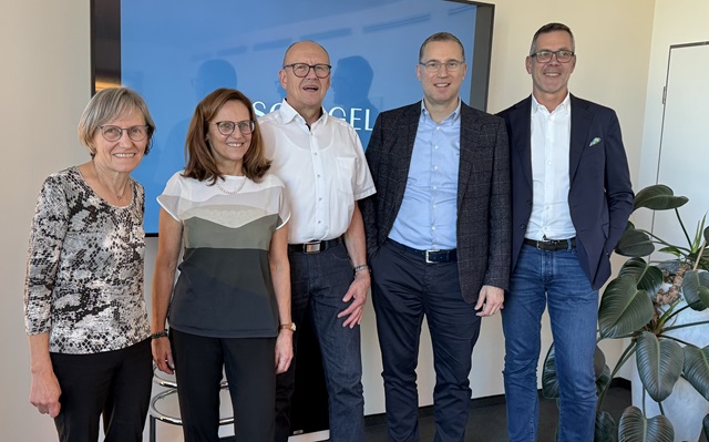 v.l.n.r.: Ingrid Burkhard (Gesellschafterin Autohaus Holzer), Susan Winkler (Geschäftsführende Gesellschafterin Autohaus Holzer), Klaus Holzer (Geschäftsführender Gesellschafter Autohaus Holzer), Steffen Hahn (Geschäftsführender Gesellschafter der Hahn Gruppe), Klaus Stockhausen (Geschäftsführer der Hahn Automobil-Holding GmbH)