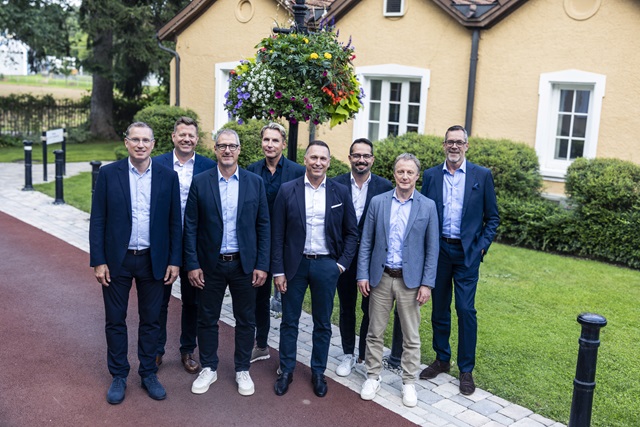v.l.n.r.:  Steffen Hahn (Geschäftsführender Gesellschafter), Holger Fink (Geschäftsführer Vertriebsregion 5 und SEAT, CUPRA, Škoda), Roland Beeh (Geschäftsführer Vertriebsregion 2 und VW Nutzfahrzeuge), Gerhard Dietrich (Geschäftsführer Großkunden), Jörg Berghöfer (Geschäftsführer Vertriebsregion 3 und After Sales), Aaron C. Arena (Geschäftsführer Vertriebsregion 4 und AUDI), Roland Braun (Geschäftsführer Vertriebsregion 1 und VW Pkw), Klaus Stockhausen (Geschäftsführer Hahn Automobil-Holding GmbH)
