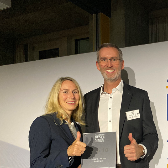Martina Hendrichs, Leiterin Risk Management & Dealer Contracts Porsche Deutschland, und Michael Singer, Geschäftsführer Porsche Zentrum Reutlingen, bei der Preisverleihung in Frankfurt am Main.