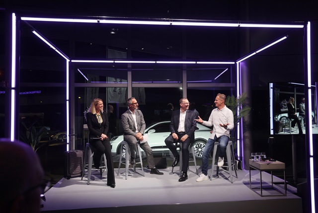 Ruth Hofmann (TV- und Eventmoderatorin), Thomas Illner (COO von Porsche Deutschland), Steffen Hahn (Geschäftsführender Gesellschafter der Hahn Gruppe), Matthias Malmedie (Fernsehmoderator)