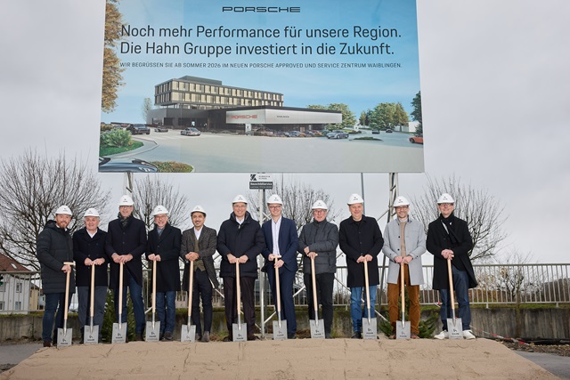 Adrian Blommer (Geschäftsführer Porsche Zentrum Schwäbisch Gmünd), Wilfried Honig (Sprecher der Geschäftsführer der Porsche Zentren der Hahn Gruppe), Klaus Stockhausen (Geschäftsführer Hahn Automobil-Holding GmbH), Karsten Sohns (Geschäftsführer und CFO Porsche Deutschland), Alireza Gordi (Gesamtvertriebsleiter Süd von Porsche Deutschland), Steffen Hahn (Geschäftsführender Gesellschafter Hahn Gruppe), Sebastian Wolf (Oberbürgermeister der Stadt Waiblingen), Dieter Scheinmann (Baubürgermeister der Stadt Waiblingen), Dr. Marc Funk (Geschäftsführer der WTM GmbH Waiblingen, Wirtschaftsförderung), Mike Geer (KMB Architekten), Mathias Orth (KMB Architekten)