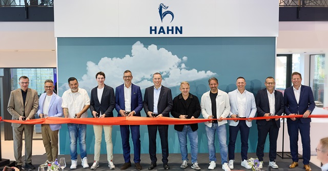Oliver Reitz (Geschäftsführer Wirtschaft und Stadtmarketing Pforzheim), Peter Boch (Oberbürgermeister Pforzheim), Steffen Stüber (Geschäftsführer Pfirmann Industriebau), Jan-Hendrik Hülsmann (Geschäftsführer Škoda Auto Deutschland GmbH), Klaus Stockhausen (Geschäftsführer Hahn Automobil-Holding GmbH), Steffen Hahn (Geschäftsführender Gesellschafter Hahn Gruppe), Alexander Buk (Geschäftsführer SEAT | CUPRA Deutschland GmbH), Erik Händler (Bereichsleiter Händlerorganisation bei SEAT | CUPRA Deutschland GmbH), Jörg Berghöfer (Sprecher der Geschäftsführung Hahn Automobile GmbH + Co. KG), Michael Waag (Geschäftsführer Hahn Automobile GmbH + Co. KG), Holger Fink (Geschäftsführer Hahn Automobile GmbH + Co. KG)