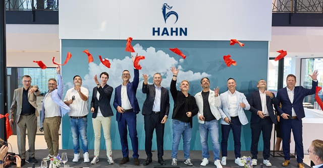 Oliver Reitz (Geschäftsführer Wirtschaft und Stadtmarketing Pforzheim), Peter Boch (Oberbürgermeister Pforzheim), Steffen Stüber (Geschäftsführer Pfirmann Industriebau), Jan-Hendrik Hülsmann (Geschäftsführer Škoda Auto Deutschland GmbH), Klaus Stockhausen (Geschäftsführer Hahn Automobil-Holding GmbH), Steffen Hahn (Geschäftsführender Gesellschafter Hahn Gruppe), Alexander Buk (Geschäftsführer SEAT | CUPRA Deutschland GmbH), Erik Händler (Bereichsleiter Händlerorganisation bei SEAT | CUPRA Deutschland GmbH), Jörg Berghöfer (Sprecher der Geschäftsführung Hahn Automobile GmbH + Co. KG), Michael Waag (Geschäftsführer Hahn Automobile GmbH + Co. KG), Holger Fink (Geschäftsführer Hahn Automobile GmbH + Co. KG)