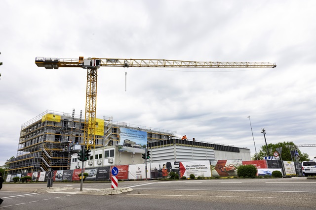 Baukran über mehrstöckiger Baustelle